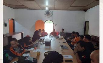 Pimpinan Bawaslu Provinsi Sumatera Utara bersama staf Sekreatariat Bawaslu Deli Serdang sedang melakukan Rapat dalam Kantor