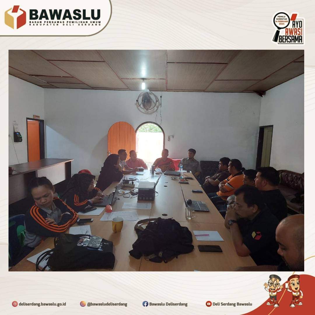 Pimpinan Bawaslu Provinsi Sumatera Utara bersama staf Sekreatariat Bawaslu Deli Serdang sedang melakukan Rapat dalam Kantor